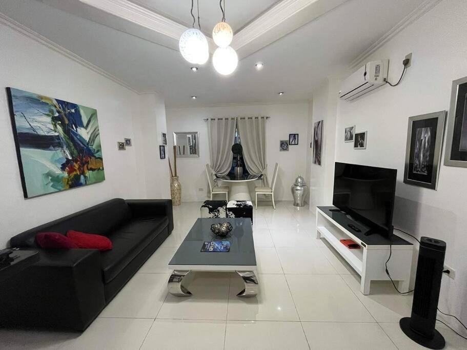 Kandi Big 1 Bedroom King Bed, Free Housekeeping, Wi-Fi Angeles Esterno foto