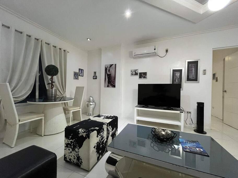 Kandi Big 1 Bedroom King Bed, Free Housekeeping, Wi-Fi Angeles Esterno foto